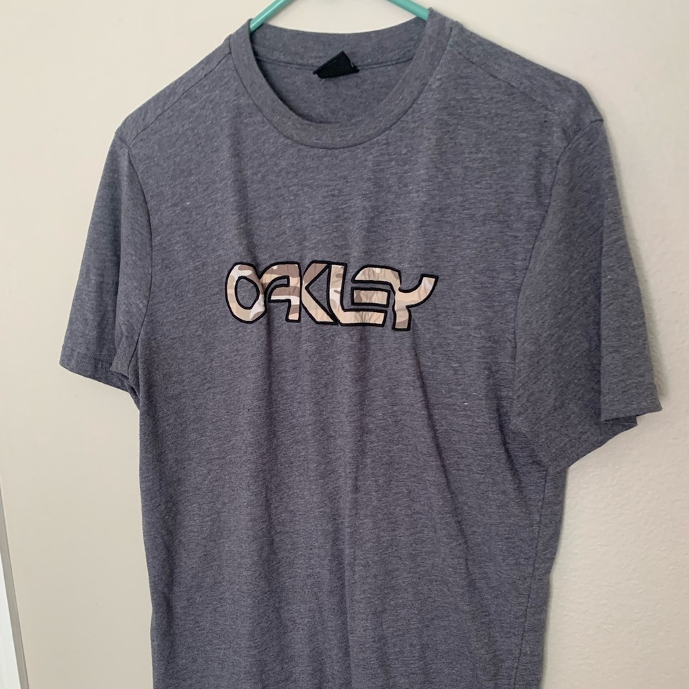 Grey Oakley tee shirt